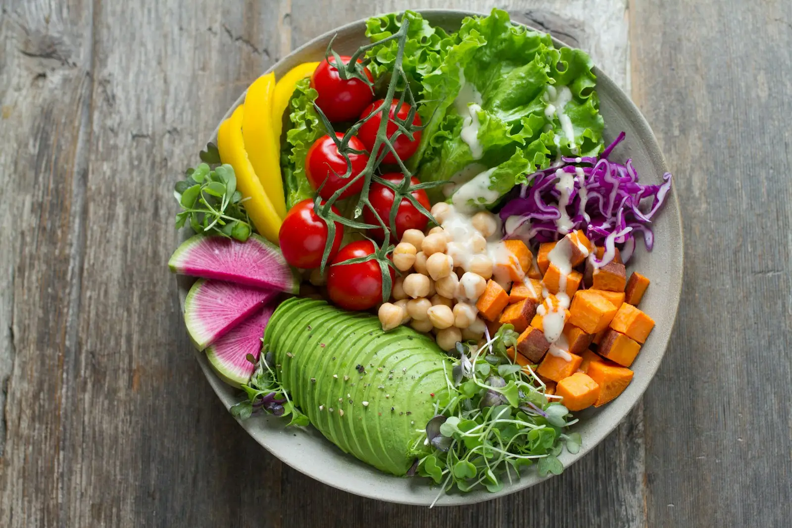 Colourful salad bowl with chickpeas and avocado