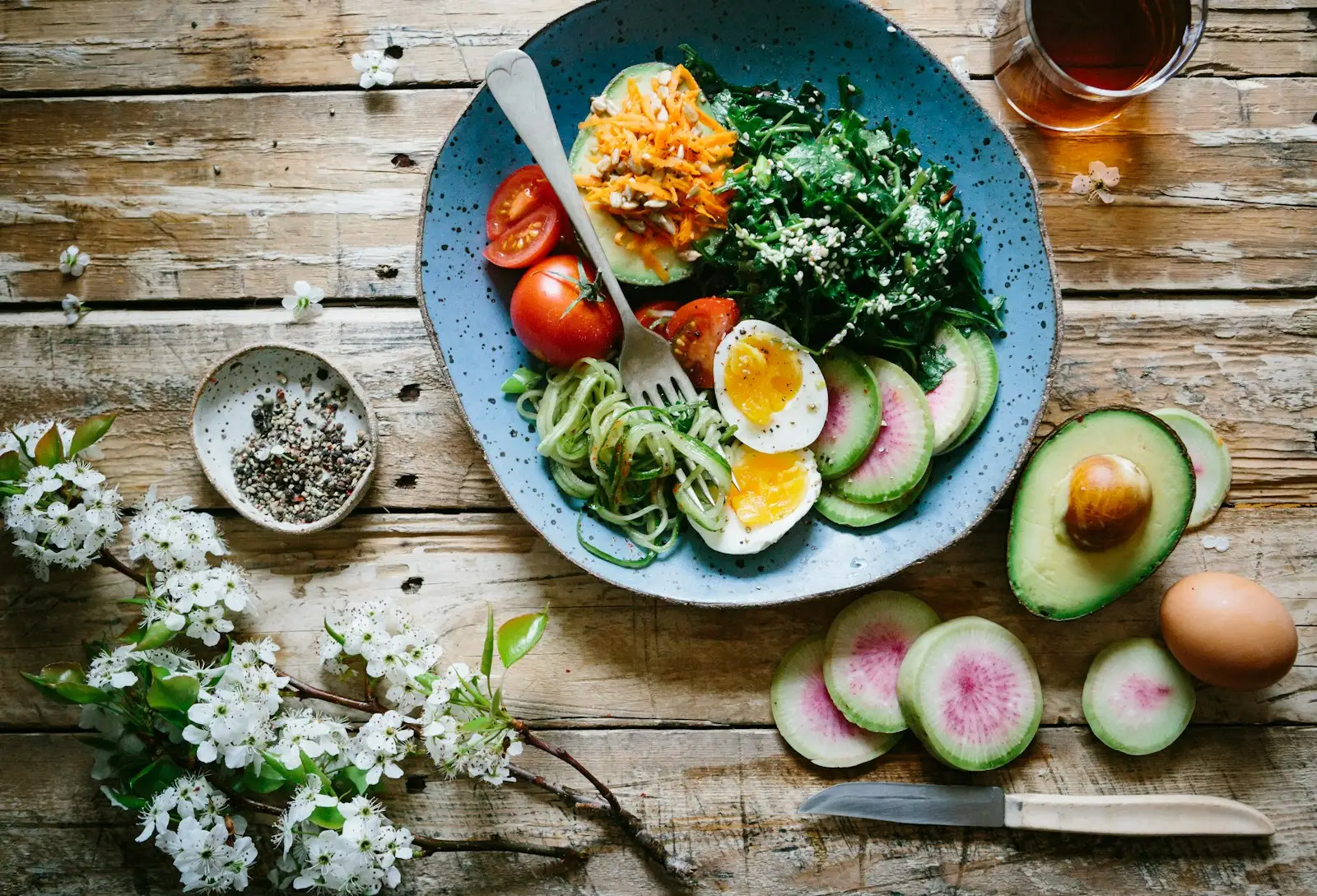Balanced meal bowl with eggs, greens and fresh vegetables